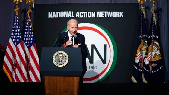 राष्ट्रपति जो बिडेन नेशनल एक्शन नेटवर्क के मार्टिन लूथर किंग, जूनियर, डे ब्रेकफास्ट, सोमवार को बोलते हैं। (एपी फोटो) सरकार से मुकाबला करने के लिए एफ-15 चाहिए, एआर-15 नहीं: बाइडेन का 'दक्षिणपंथी दोस्तों' पर तंज