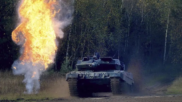 A Leopard 2A6 tank drives through the terrain during the 'Land Operations' information training exercise in Bergen, Germany. (Photo: AP)