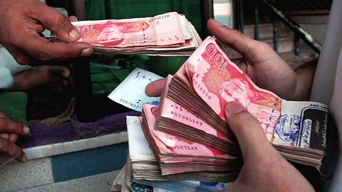Pakistan s currency plunges to Rs 262.6 against US dollar India