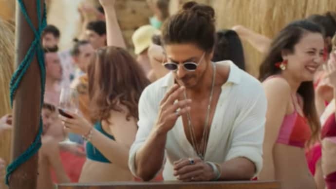 Shah Rukh Khan in Besharam Rang.