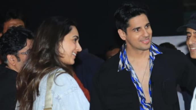 Kiara Advani, Sidharth Malhotra react as paps shout 'Feb 6' at Mission Majnu screening. Watch - India Today