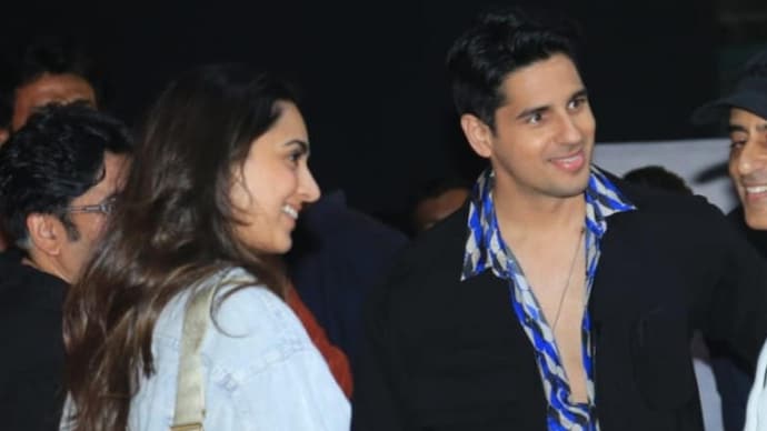 Kiara Advani, Sidharth Malhotra react as paps shout 'Feb 6' at Mission  Majnu screening. Watch - India Today