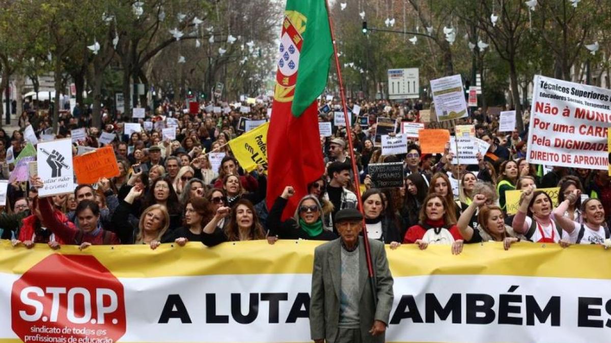 Public school workers demonstrate for better salaries and working conditions, in Lisbon, Portugal. (Photo: Reuters)