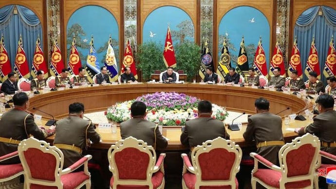 Kim Jong Un presides over a military meeting 