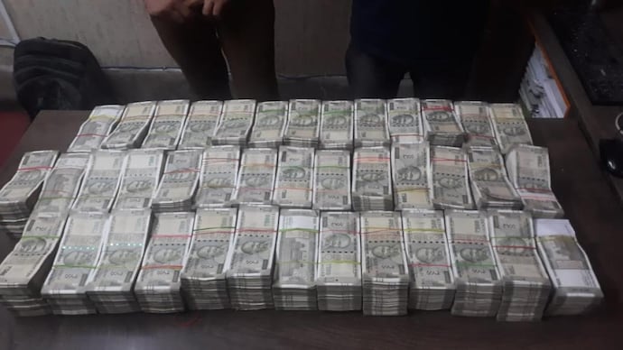 Cash found in Kolkata