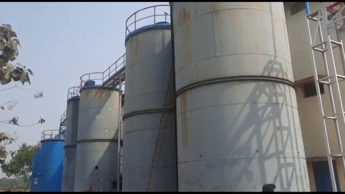 आंध्र प्रदेश में बड़ी दुर्घटना, तेल टैंकर में सफाई के लिए उतरे 7 मजदूरों की मौत, जांच में जुटी पुलिस आंध्र प्रदेश में बड़ी दुर्घटना, तेल टैंकर में सफाई के लिए उतरे 7 मजदूरों की मौत, जांच में जुटी पुलिस