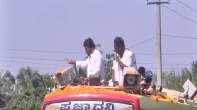 Mandya Court Booked KPCC Chief D.K. Shivakumar For Throwing ₹500 Notes In A Rally : CM Bommai Reacts 87 DK Shivakumar throws currency notes on people during rally in Mandya | Video - India Today