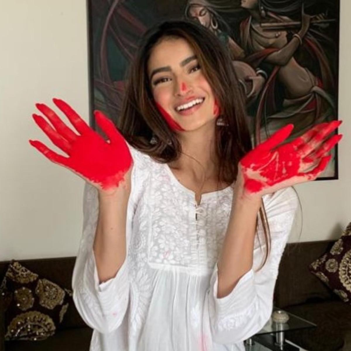 Holi 2023: 10 best celebrity-inspired white outfits + important styling  tips - India Today