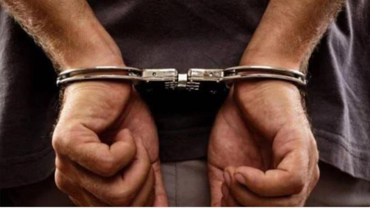 લખનૌમાં બેંક લોકર લૂંટમાં દાગીનાની રિકવરીમાં અનિયમિતતા, 3 ઇન્સ્પેક્ટર અને 13 પોલીસકર્મીઓ સામે કેસ 2 Kanpur bank locker theft: Cops arrest man, valuables recovered - India Today