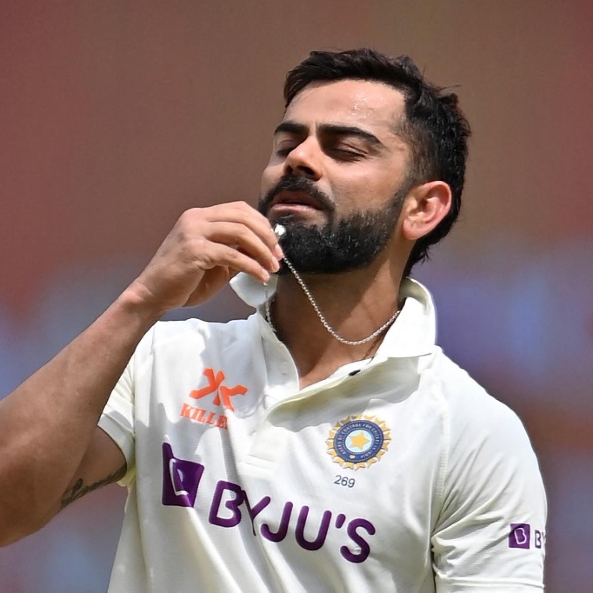 India vs Australia: Virat Kohli celebrates by kissing his wedding ...