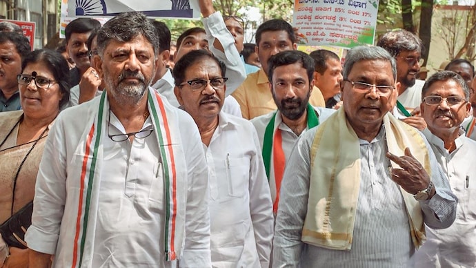 24 मार्च को बेंगलुरु में भाजपा के खिलाफ विरोध प्रदर्शन में वरिष्ठ कांग्रेस नेता डीके शिवकुमार, जी. परमेश्वर और सिद्धारमैया। (फोटो: एएफपी) 24 मार्च को बेंगलुरु में भाजपा के खिलाफ विरोध प्रदर्शन में वरिष्ठ कांग्रेस नेता डीके शिवकुमार, जी. परमेश्वर और सिद्धारमैया। (फोटो: एएफपी)