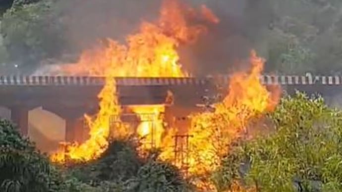 4 dead after petrol tanker overturns, catches fire on Pune-Mumbai Expressway - India Today