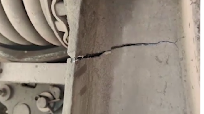 कोल्लम-चेन्नई एग्मोर एक्सप्रेस ट्रेन में अचानक आई दरार, आनन-फानन में... There was a sudden crack in the Kollam-Chennai Egmore Express train, in a hurry...