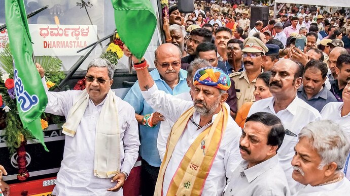द राइड: सीएम सिद्धारमैया और डिप्टी सीएम डीके शिवकुमार ने 11 जून को बेंगलुरु में महिलाओं के लिए 'शक्ति' मुफ्त बस यात्रा को हरी झंडी दिखाई। (फोटो: जीतेंद्र एम) द राइड: सीएम सिद्धारमैया और डिप्टी सीएम डीके शिवकुमार ने 11 जून को बेंगलुरु में महिलाओं के लिए 'शक्ति' मुफ्त बस यात्रा को हरी झंडी दिखाई। (फोटो: जीतेंद्र एम)