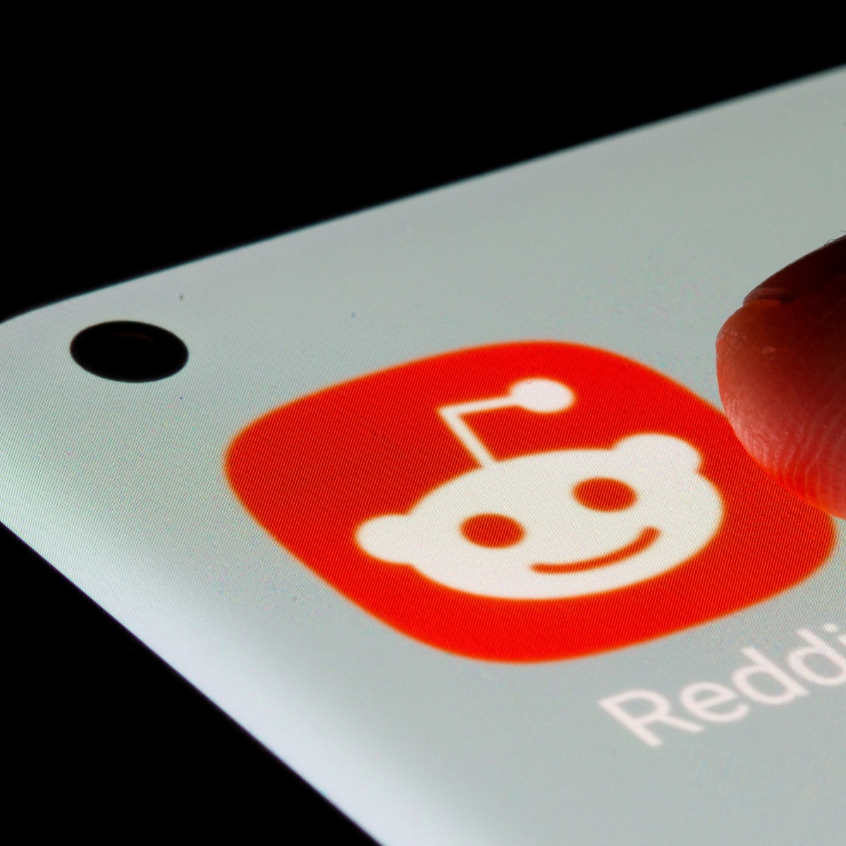 Reddit Community Unites for an Indefinite Shutdown in Response to Leaked Memo from CEO