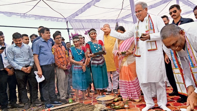 धरती पुत्र: बघेल ने कृषि विश्वविद्यालय, रायपुर में अक्ती तिहार और माटी पूजन दिवस के अवसर पर बीज बोए। (फोटो:भूपेश केशरवानी) धरती पुत्र: बघेल ने कृषि विश्वविद्यालय, रायपुर में अक्ती तिहार और माटी पूजन दिवस के अवसर पर बीज बोए। (फोटो:भूपेश केशरवानी)