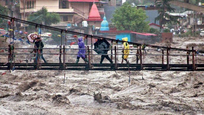 प्रकृति का प्रकोप: कुल्लू में ब्यास का प्रकोप। (फोटोः एएनआई) प्रकृति का प्रकोप: कुल्लू में ब्यास का प्रकोप। (फोटोः एएनआई)