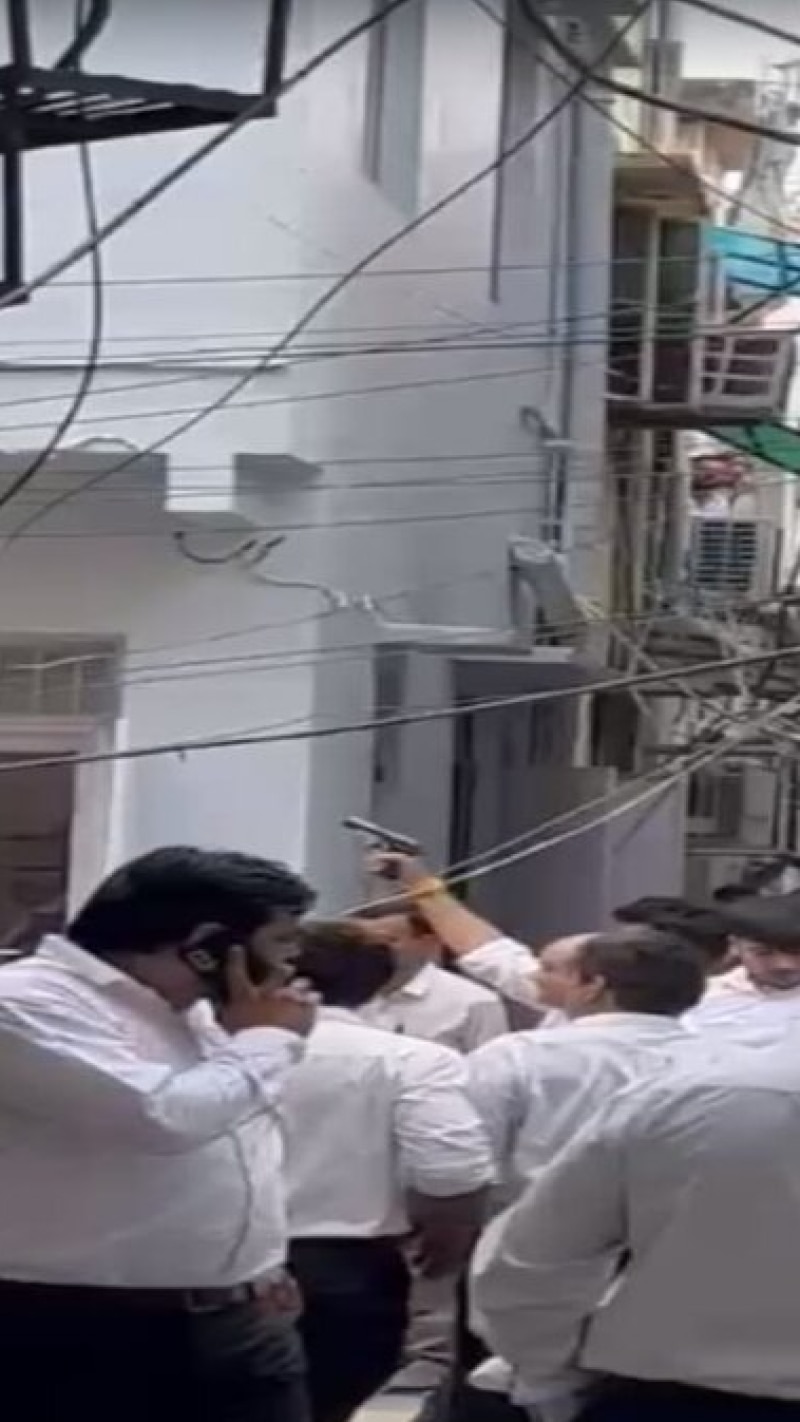 Firing at Delhi's Tis Hazari Court after scuffle between lawyers - India Today
