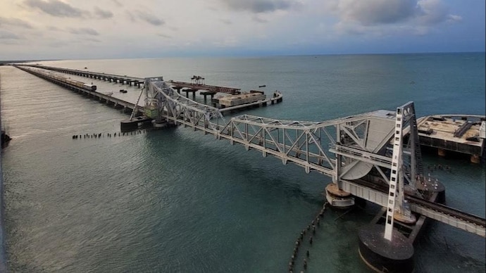 All about the New Pamban Bridge, India's first vertical lift railway sea  bridge - India Today