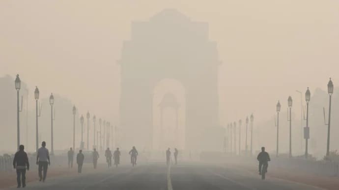 गैस चैंबर बनी दिल्ली! कई जगहों पर AQI 400 पार, सांस लेना भी मुश्किल गैस चैंबर बनी दिल्ली! कई जगहों पर AQI 400 पार, सांस लेना भी मुश्किल