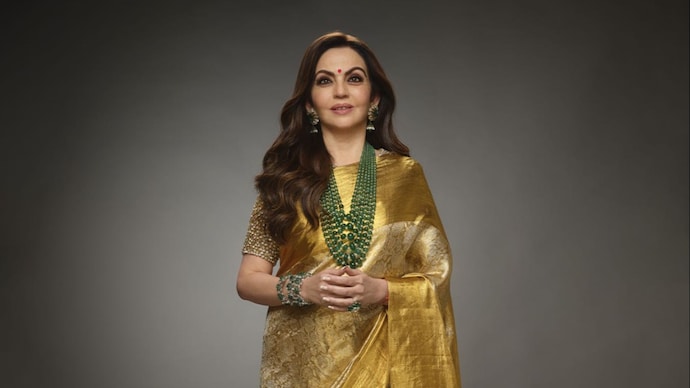 Nita Ambani changed into a regal Kanjeevaram saree during Jio World Plaza  opening - India Today