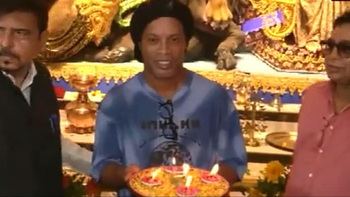 Ronaldinho visits Sreebhumi Durga Puja Pandal in Kolkata. Watch video - India Today