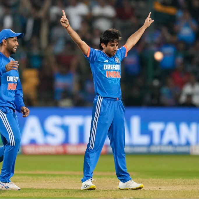 IND vs AUS: Ravi Bishnoi stuns Travis Head, continues to impress in T20I  series vs Australia - India Today