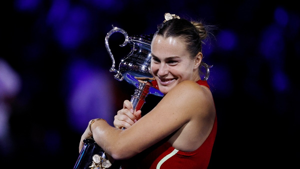 Титул дамы. Костюм придворной дамы. Эмиль вернон картины. Анджелина джоли и королева елизавета. Титул дамы.