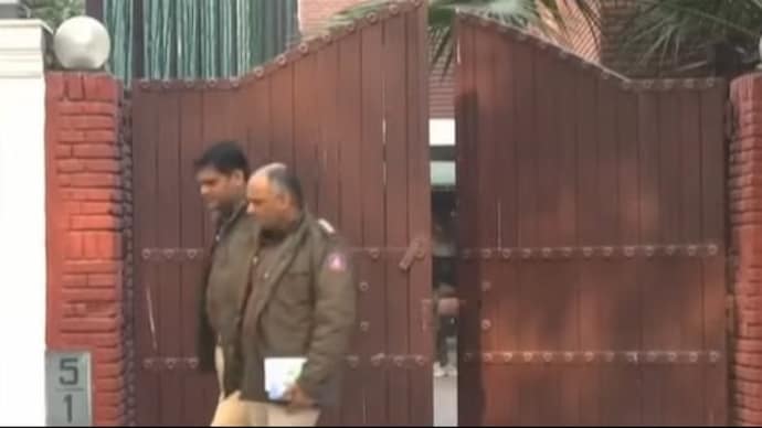 Land scam: Enforcement Directorate team at Hemant Soren's Delhi home after he skips summons 9 times - India Today