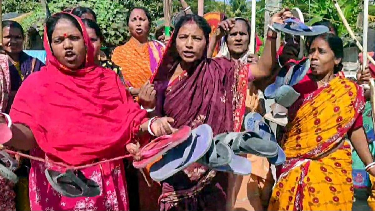 Rape case in Sandeshkhali संदेशखाली में टीएमसीा नेताओं के विरोध में महिलाओं का प्रदर्शन