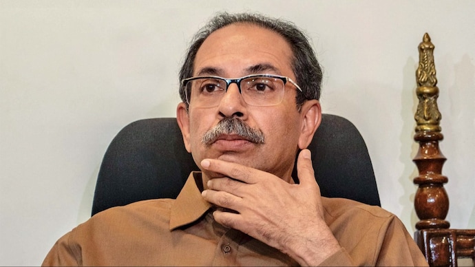 Shiv Sena (UBT) chief Uddhav Thackeray meets the press at his home, Matoshree, in Mumbai, Jan. 10; (Photo: Hindustan Times)