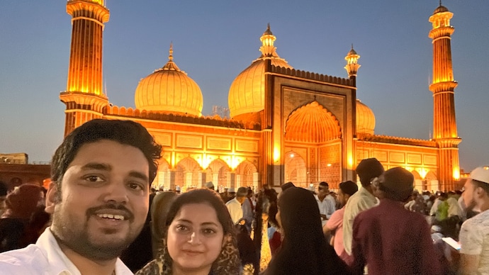 man recovers lost iPhone in jama masjid