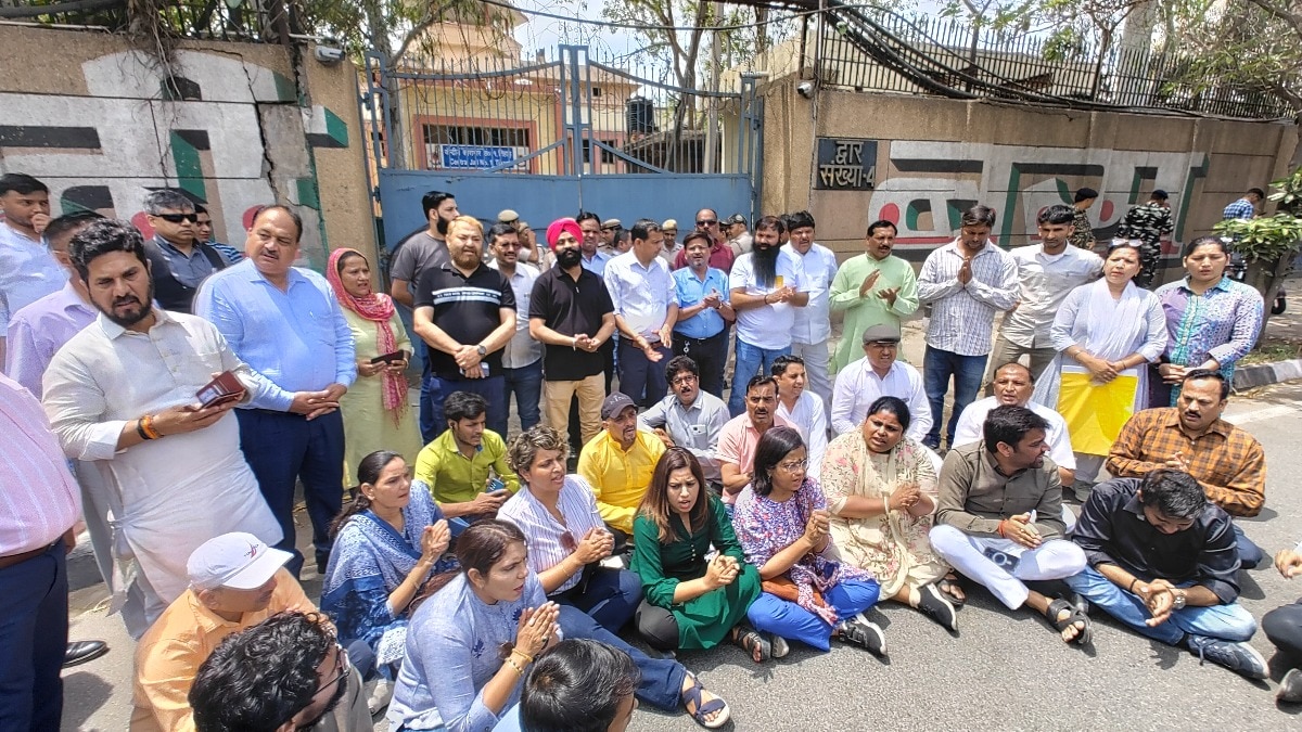 AAP workers protest outside Delhi's Tihar jail: 'Kejriwal ko insulin do' - Vimarsana News