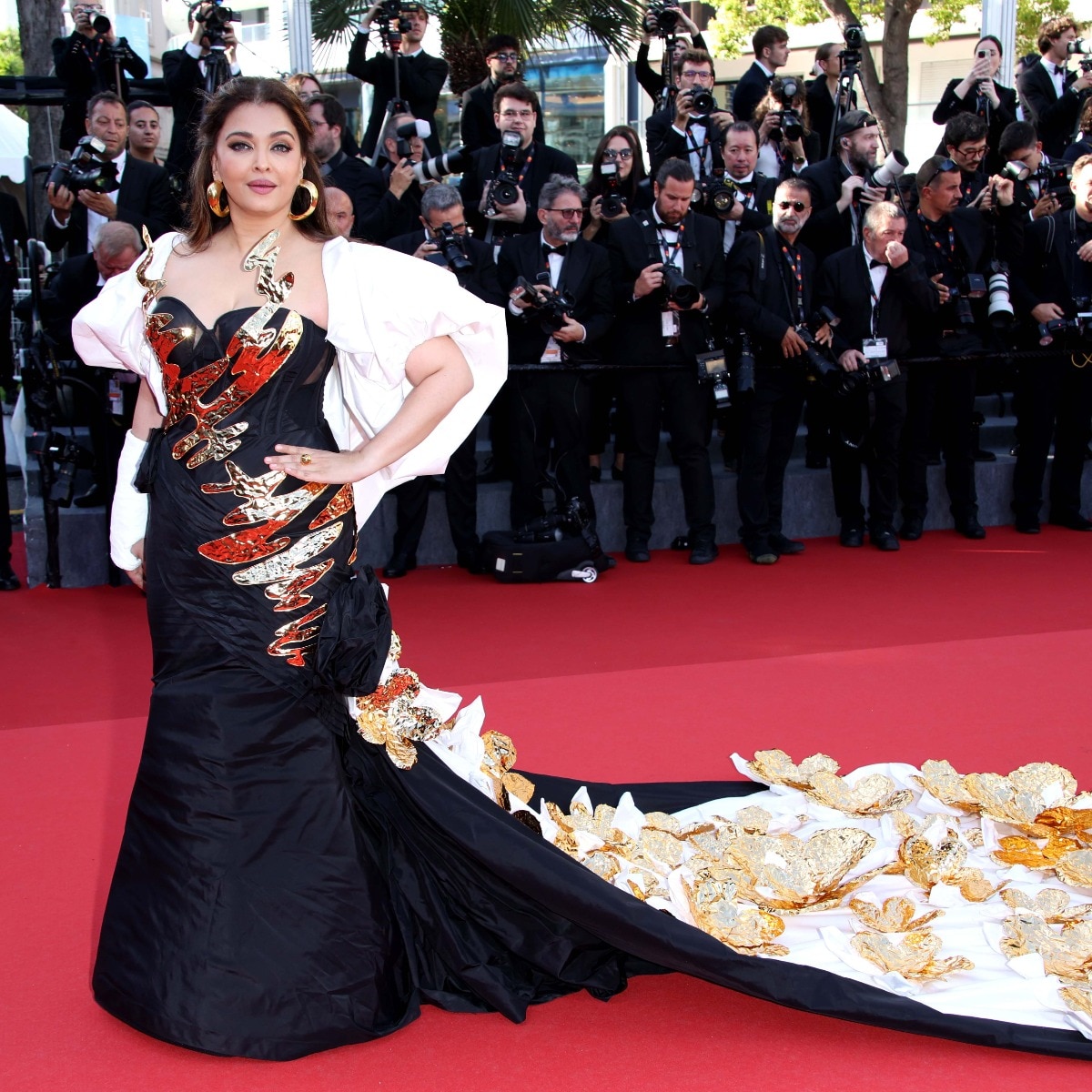aishwarya rai cannes black dress 15 years of Aishwarya Rai at Cannes