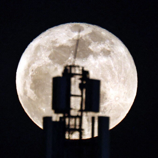 moon-154423420-1x1.jpg?