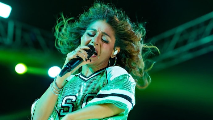 Sunidhi Chauhan slams fans at her concert.