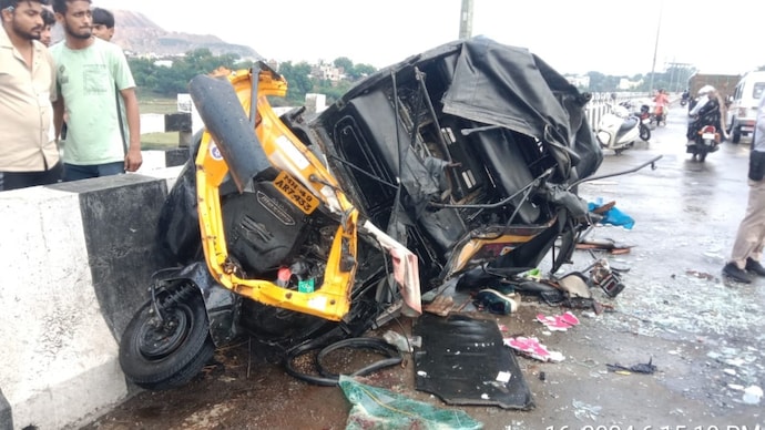 2 jawans killed, 7 others injured as speeding bus rams auto-rickshaw in  Nagpur - India Today