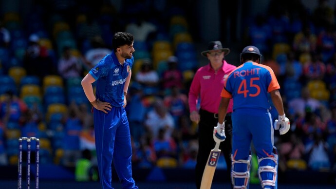 ભારતીય કેપ્ટન રોહિત શર્માએ ડેવિડ જોન્સનની યાદમાં કાળો આર્મબેન્ડ પહેર્યો હતો (એપી ફોટો) રોહિત શર્મા