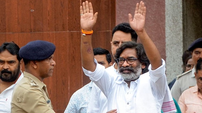 Hemant Soren to return as Jharkhand Chief Minister, Champai Soren to quit:  Sources - India Today