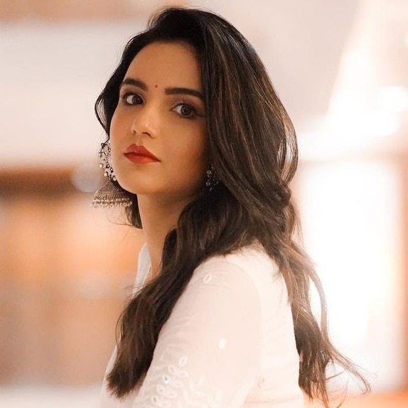 TV actor Jasmin Bhasin unable to 'see and sleep' after corneal damage - India Today