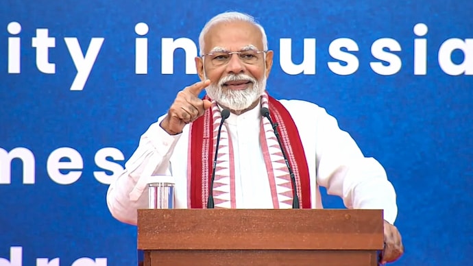 PM Modi in Russia: Sar pe laal topi Rusi, Narendra Modi invokes Raj Kapoor  classic at Moscow diaspora event - India Today