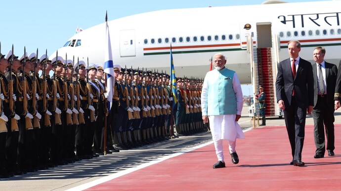 रूस पहुंचे PM मोदी, एयरपोर्ट पर गार्ड ऑफ ऑनर काट दिया गया सम्मान
NATIONAL NEWS PM Modi reached Russia, guard of honor was cut off at the airport