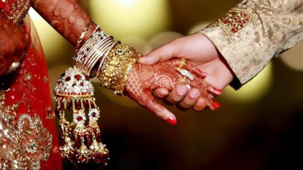 સાત ફેરા ફરતા પહેલા વરરાજાએ એક શરમજનક માંગણી કરી, દુલ્હને લગ્નની ના પાડતા જાન પાછી ફરી 2 UP groom returns empty-handed as bride and family 'vanish' in Lucknow - India Today