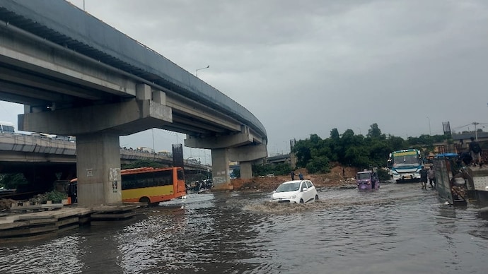 Massive traffic, waterlogging in Bengaluru as heavy rain batters city - Bangalore News | India Today