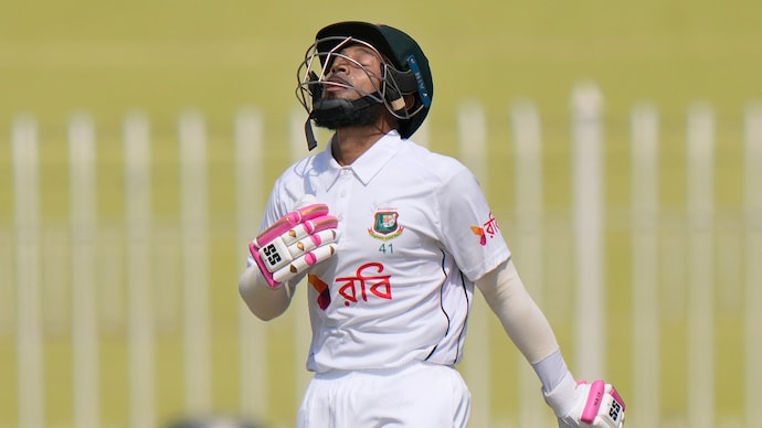 રાવલપિંડીમાં શાનદાર પ્રદર્શન બાદ શાંતોએ મુશફિકુર રહીમની પ્રશંસા કરી હતી. ફોટો: એપી મુશફિકુર રહીમ