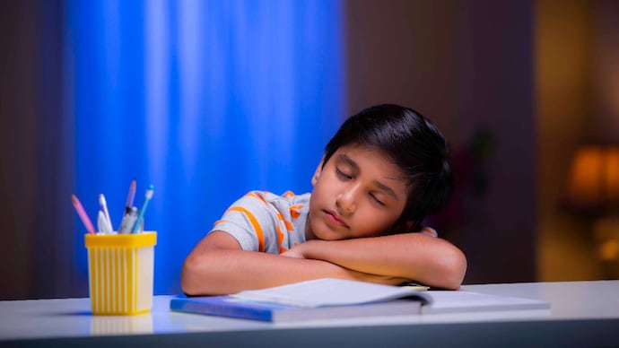 An afternoon nap can help reduce stress and improve mood, contributing to overall brain health. (Photo: Getty Images) An afternoon nap can help reduce stress and improve mood, contributing to overall brain health. (Photo: Getty Images)