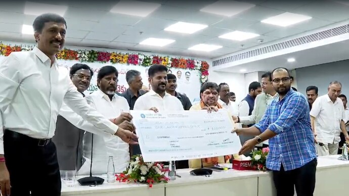 Telangana Chief Minister Revanth Reddy distributes Rs 1 lakh to UPSC aspirants who cleared prelims - Telangana News | India Today