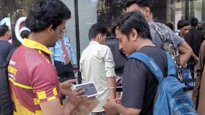 iPhone 16 buyer in Mumbai got tired of Apple Store queues, ordered online and got it in minutes iPhone 16 buyer in Mumbai got tired of Apple Store queues, ordered online and got it in minutes