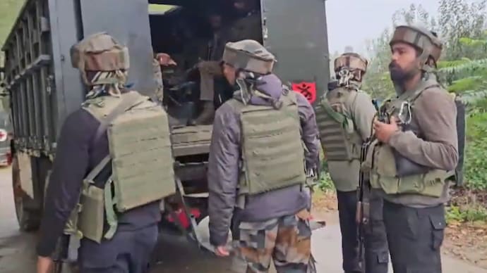 Jammu and Kashmir: 3 Army jawans, 1 cop injured in gunfight in Kulgam, 2  terrorists believed to be trapped - India Today