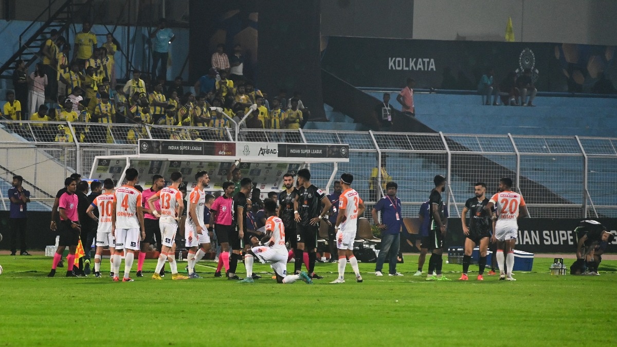 Watch: Kerala Blasters fans pelted with bottles, stones during Mohammedan win